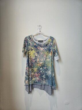 TALK THE WALK  (Made in Italy) Mesh Tunic Top in Size Medium.